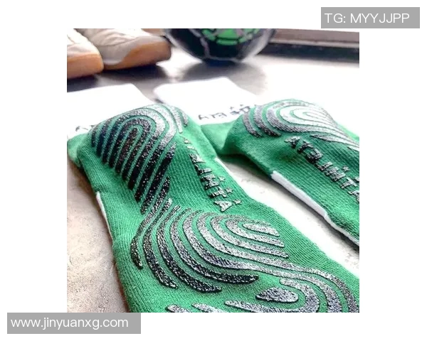 足球明星同款球袜让你在球场上也能展现明星风范与专业魅力